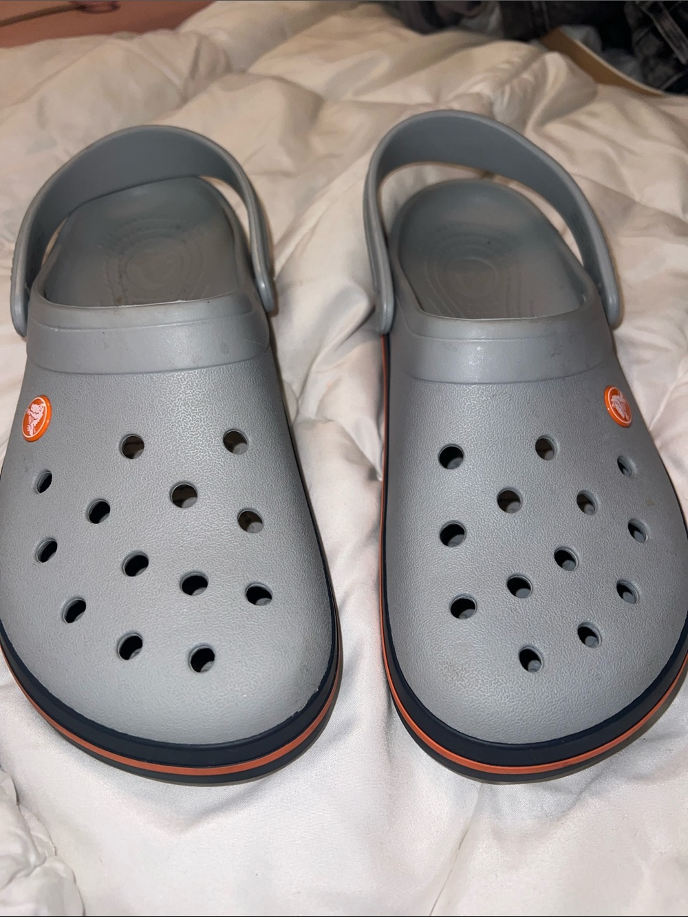 Crocs Crocband Unisex-Clogs in the light grey/navy/orange colorway. (11016-01U.)